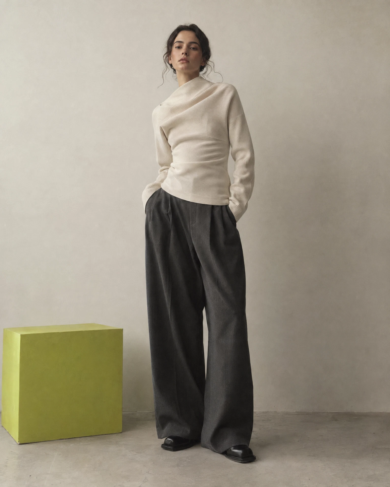 Look écru et anthracite de la collection STUDIO 01.