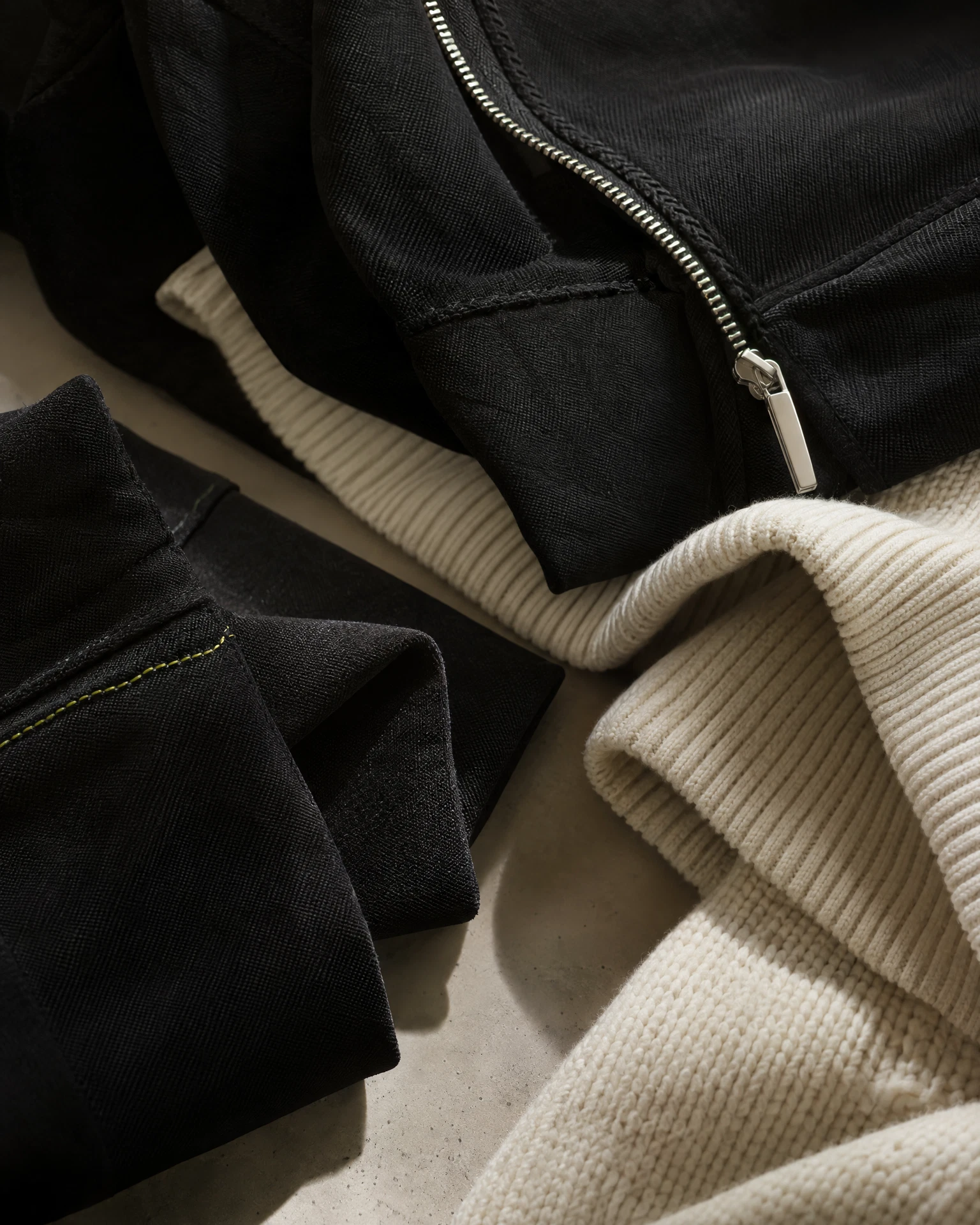 Détail de matières noires et écrues de la collection STUDIO 01.